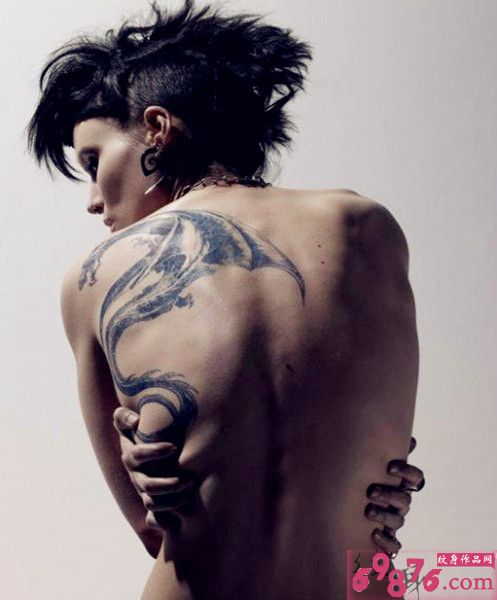 个性男士背部龙纹身