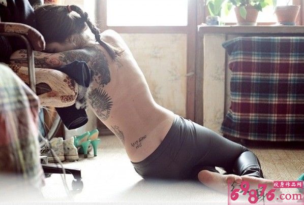 个性美女纹身摄影师时尚性感纹身