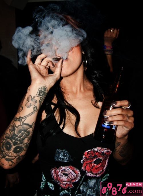 抽烟女生手臂颓废个性纹身