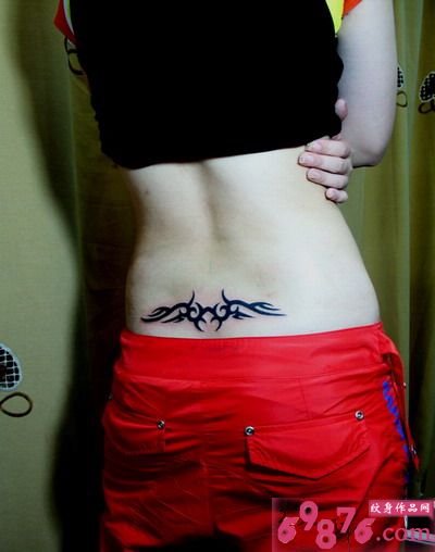 美女背上时尚图腾纹身图片