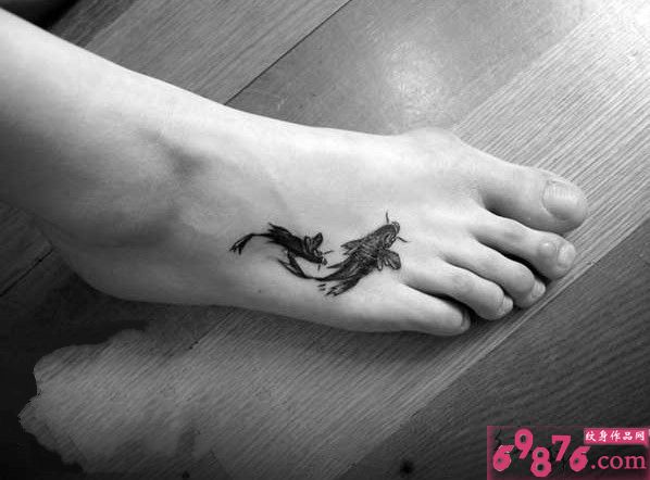 唯美黑白与脚背纹身