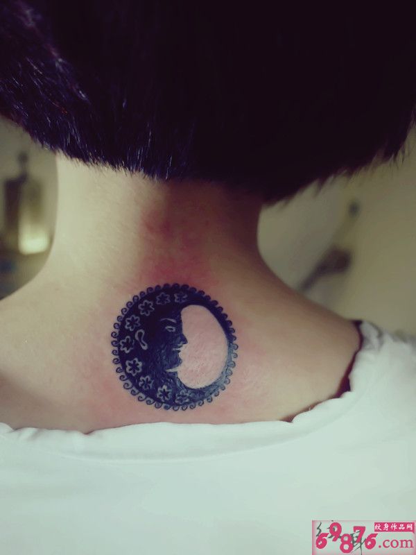 个性美女后颈人图纹身图片