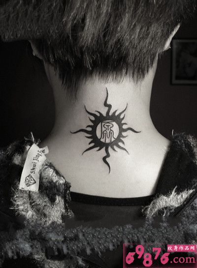 后肩时尚创意图腾纹身图片