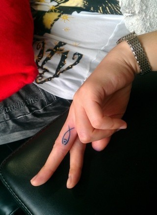 个性小鱼手指纹身