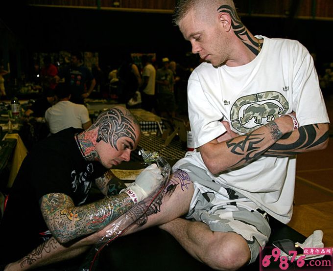 欧美纹身师腿部个性纹身现场