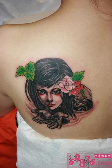 性感美女个性背部纹身