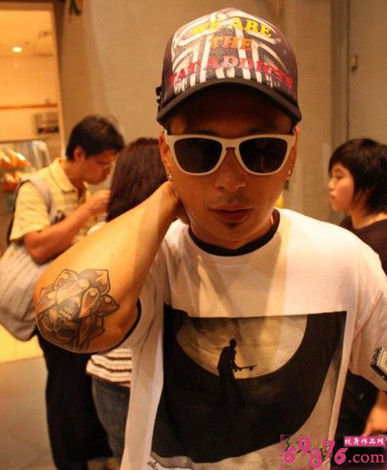 个性潮男手臂刺青
