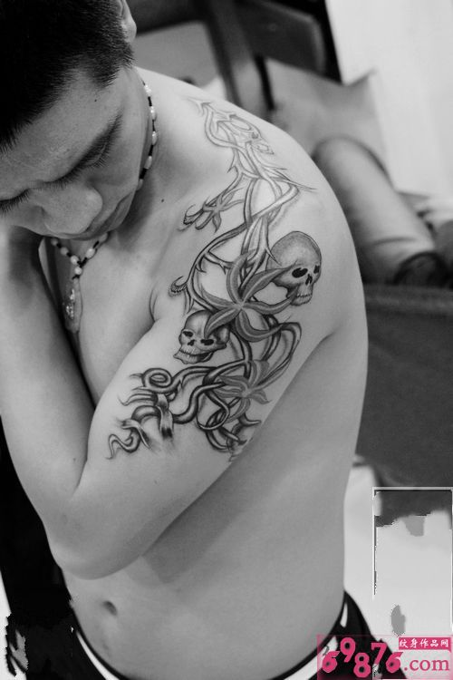 男人大臂黑白彼岸花骷髅