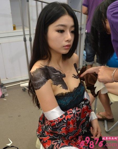 美女胸前霸气图腾