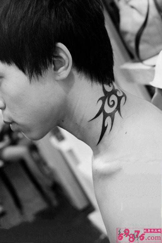 男生颈部时尚图腾图片