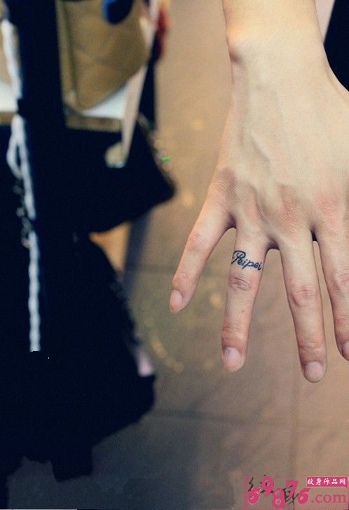 手指时尚英文戒指纹身