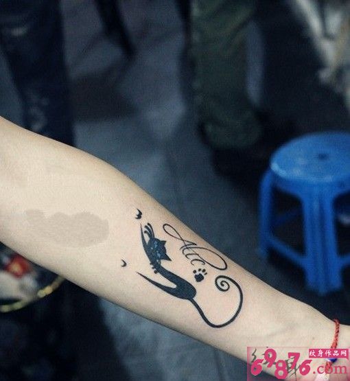 小臂时尚猫咪英文图腾图片