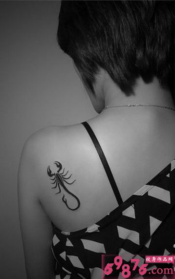 女生肩部黑白蝎子图腾