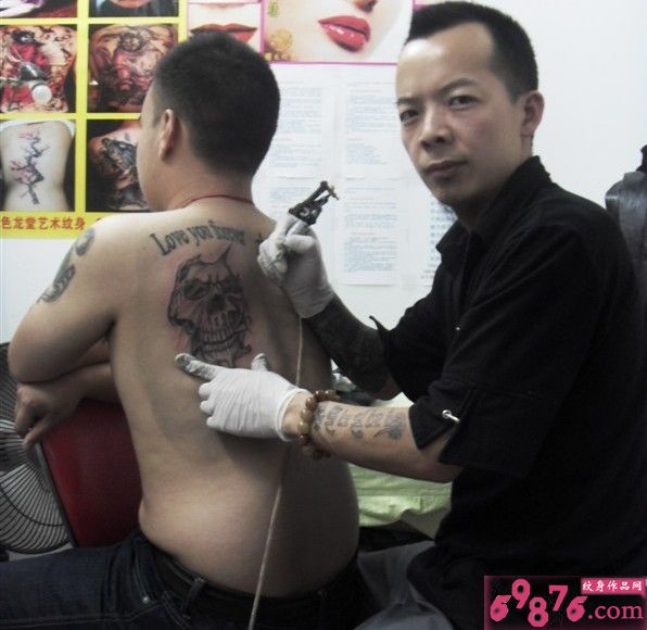 后背个性魔鬼纹身图案现场