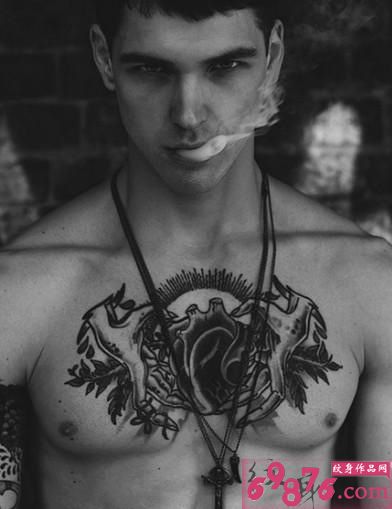 欧美男人个性心脏刺青