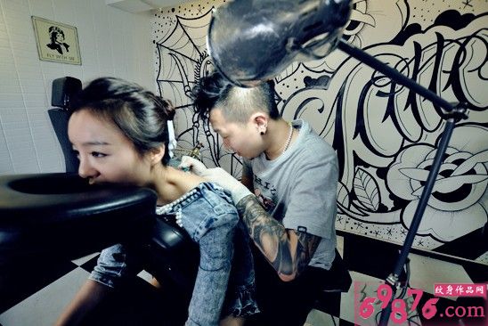 个性纹身师给美女纹身中