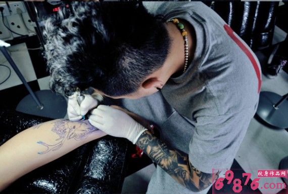 纹身师纹麋鹿在小腿中