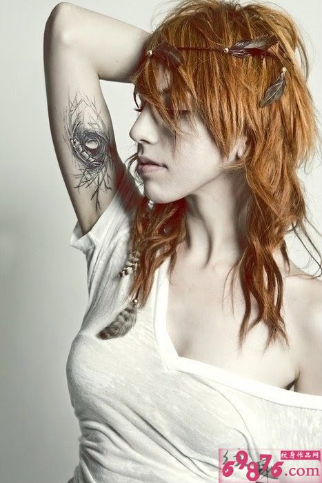 美女内手臂创意设计纹身