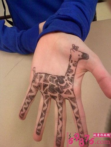 卡通长颈鹿手掌纹身
