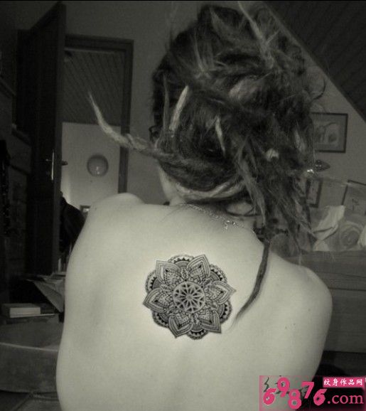 女生后背创意黑白图腾图片