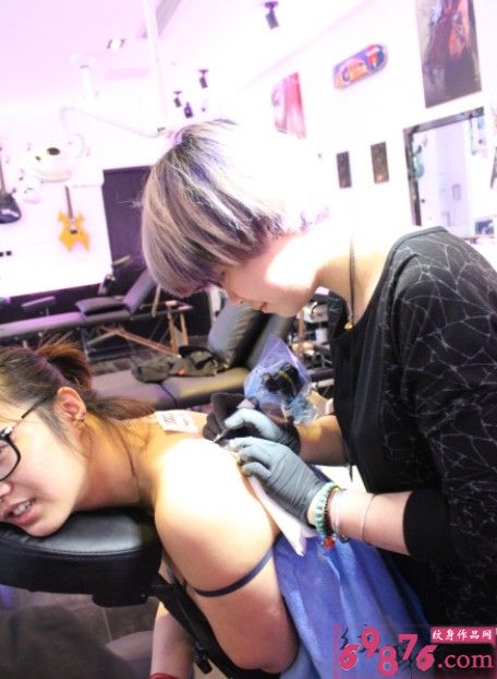 美女后背梵文纹身过程