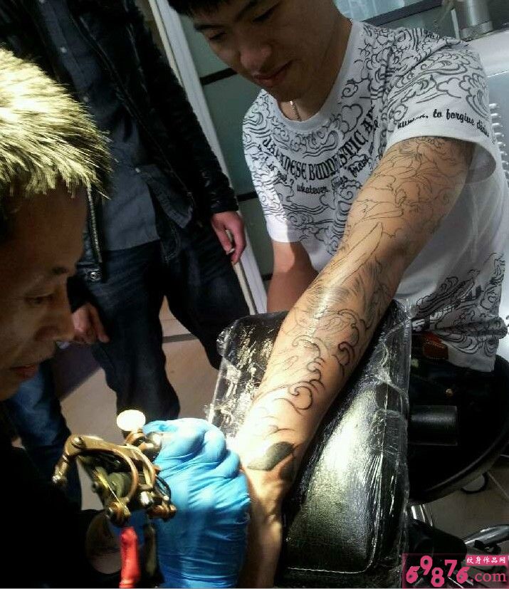 手臂个性设计纹身现场