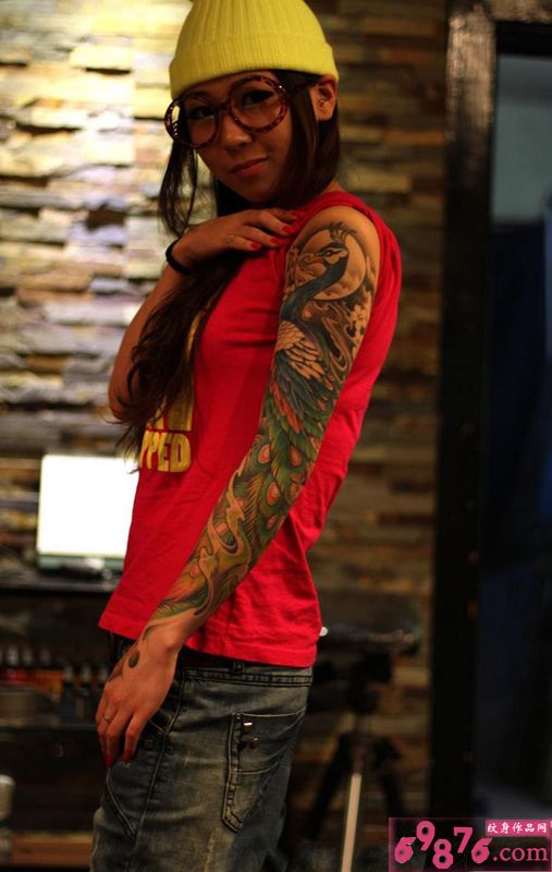 个性美女手臂霸气孔雀刺青