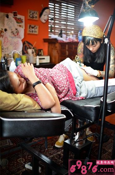 美女纹身师小腿纹身现场