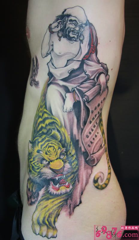 腰部中国纹身伏虎罗汉图片
