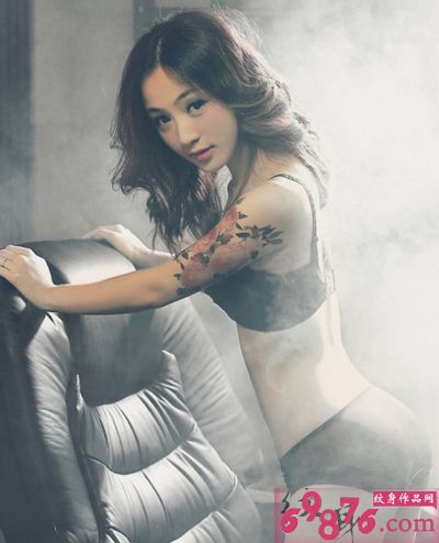 比基尼美女性感手臂纹身