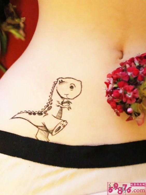 个性腹部可爱小恐龙纹身图案