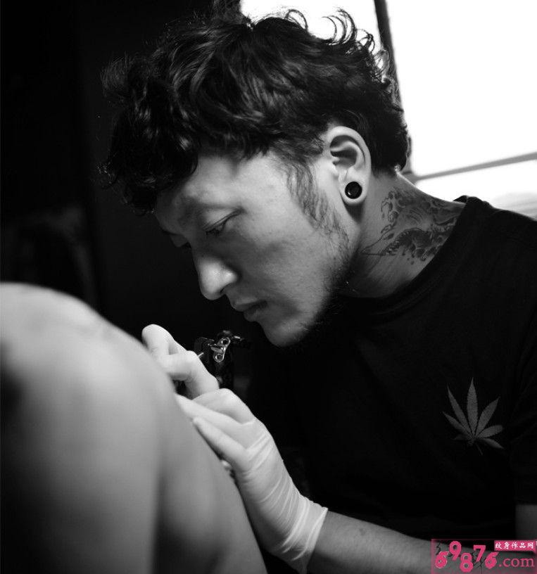 型男纹身师后背纹身图案现场