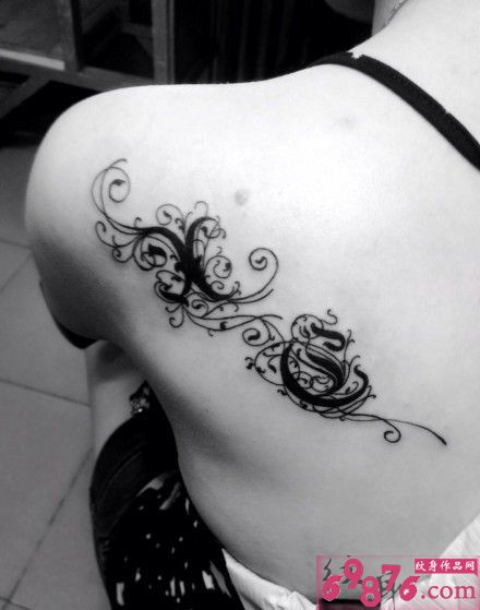 后背黑白花藤刺青