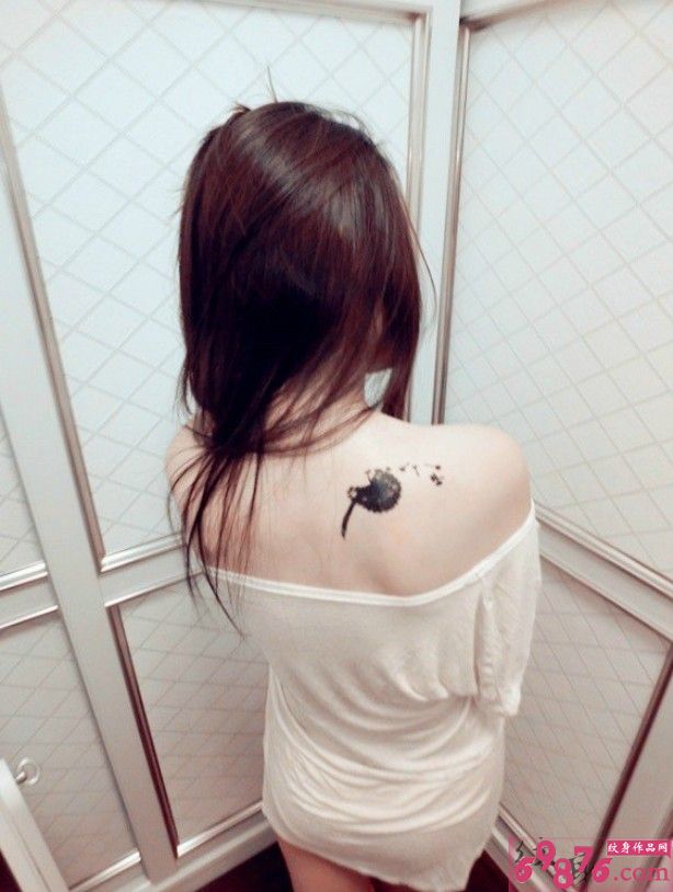 美女后背唯美好看的飞舞蒲公英纹身图图片