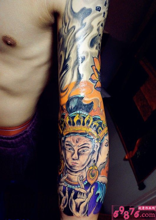 花手臂的佛祖刺青图片