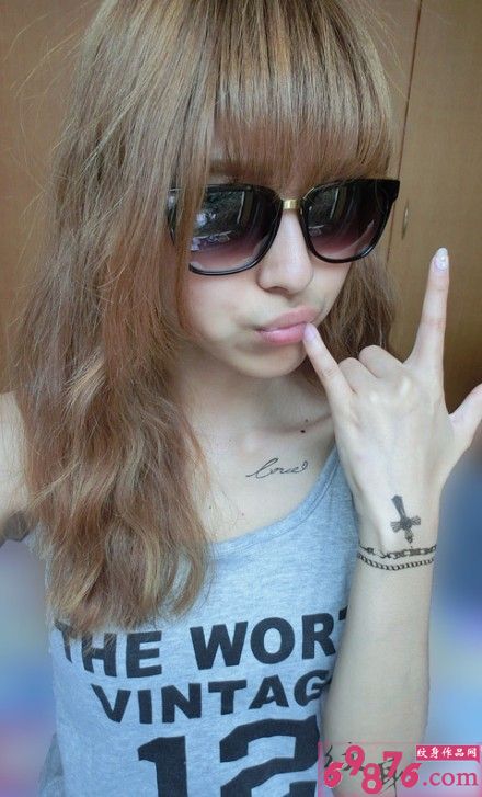 美女十字架手链纹身