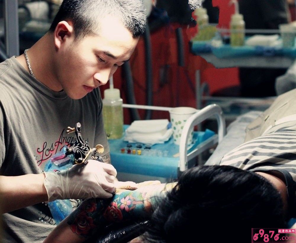 纹身师花臂纹身现场