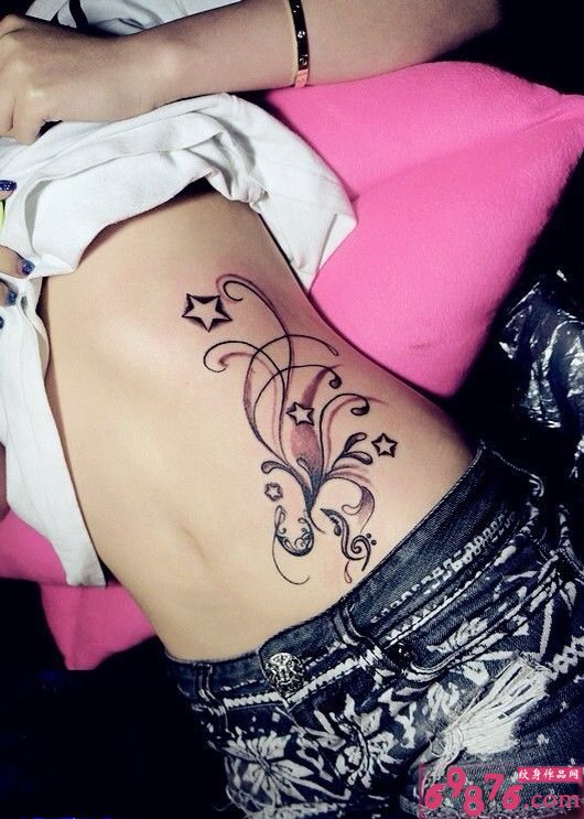 炫彩腹部星星个性刺青