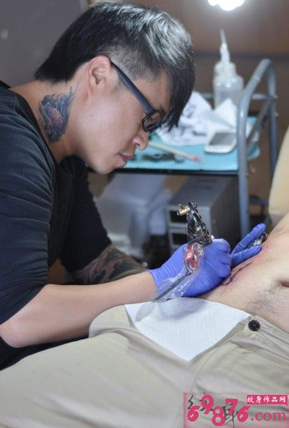 纹身师侧腰天使纹身现场
