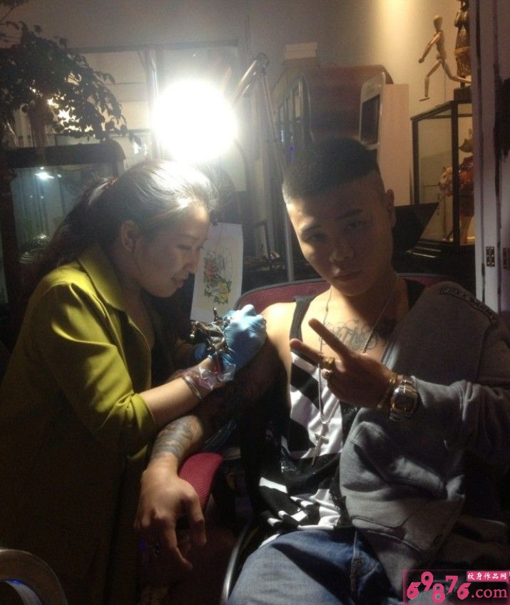 帅哥霸气花臂纹身现场