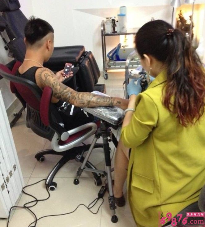 信仰耶稣图腾手臂纹身现场