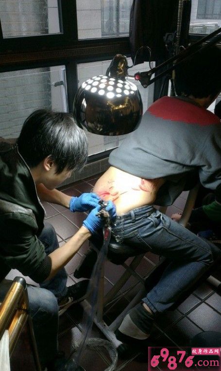 纹身师后腰水墨鱼创作现场