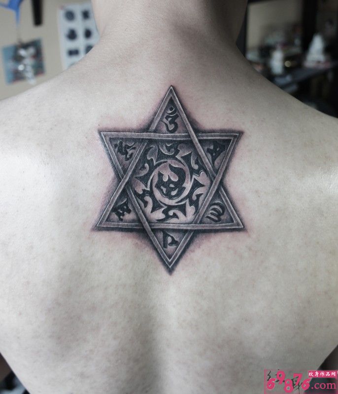 后背欧美五角星图腾纹身图片