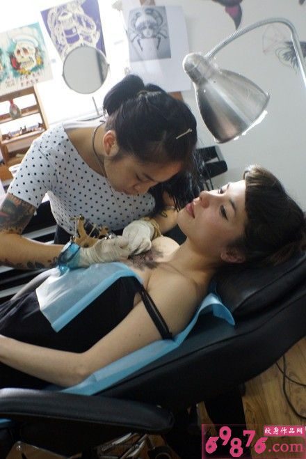 个性美女胸前纹身现场