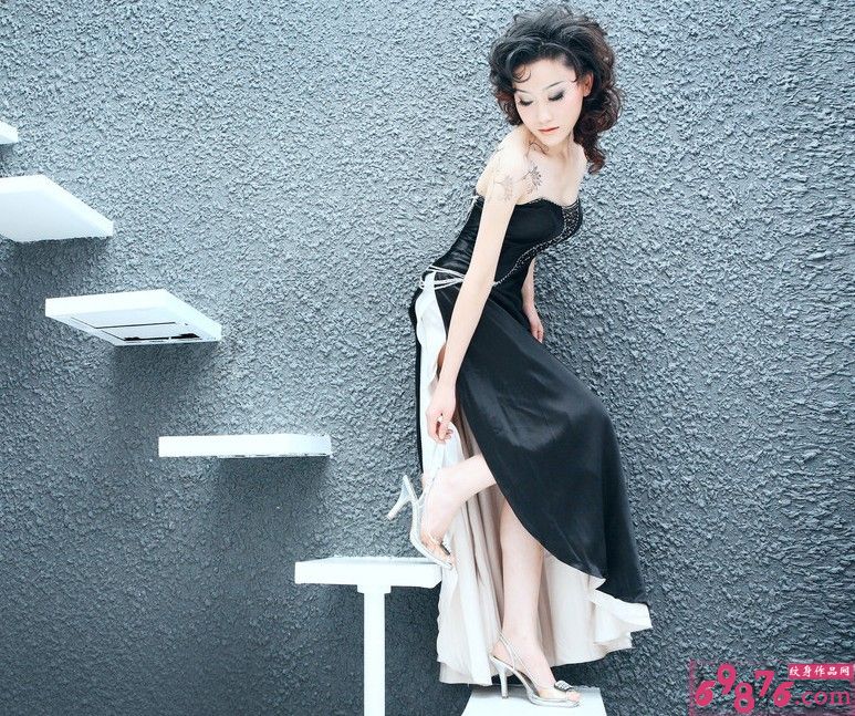 女子肩部性感花纹身