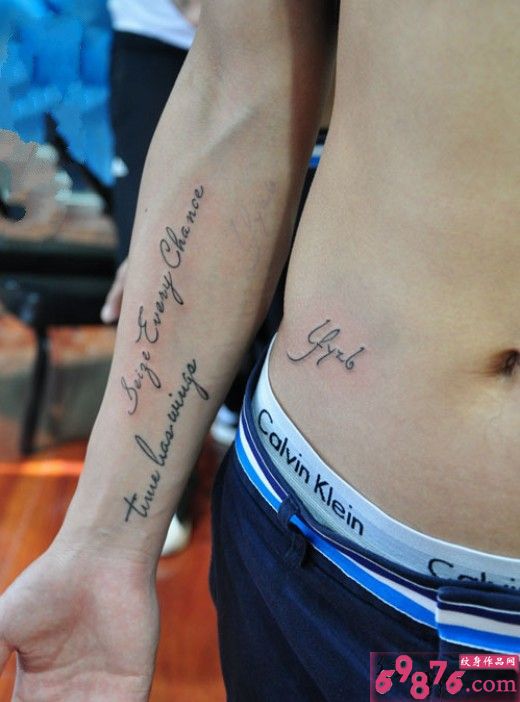 右臂英文字母刺青图片