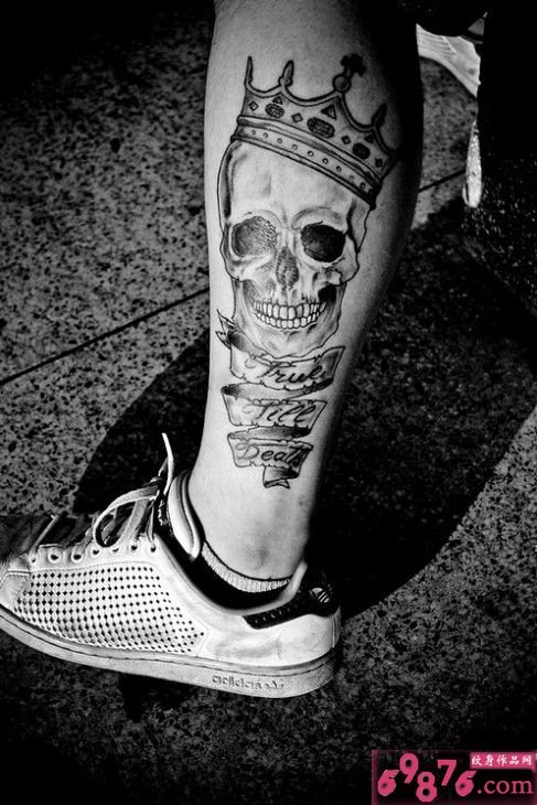 小腿黑白骷髅头纹身图案