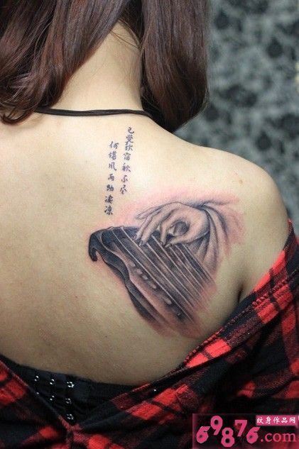 时尚女孩背上弹琴个性创意纹身图案图片