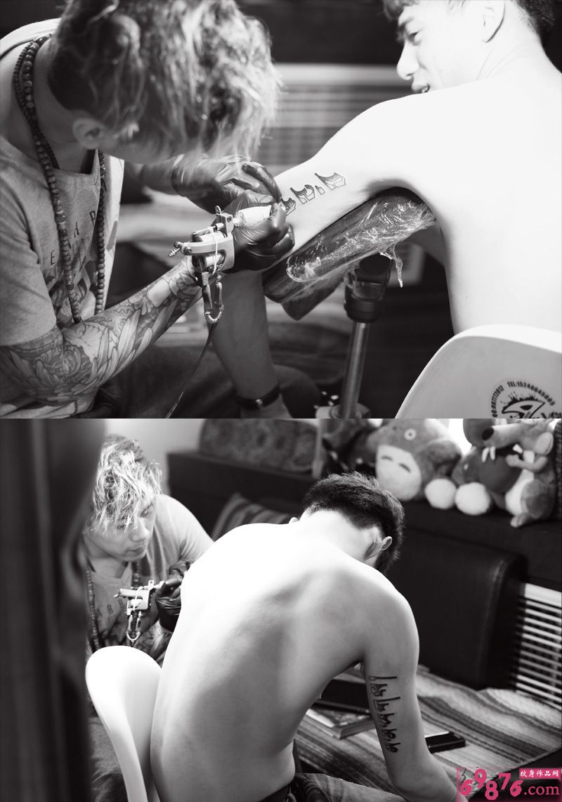 手臂黑白藏文纹身现场