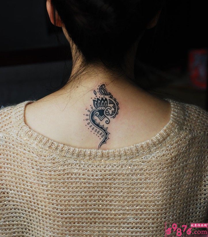 时尚女性后颈精美时尚莲花图腾纹身图图片